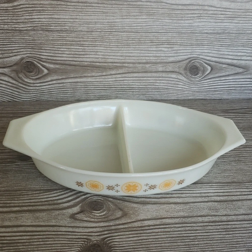 Pyrex Town and Country divide dish vintage